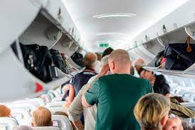 حمله ناگهانی مسافر هواپیما به مهماندار در یک پرواز خارجی +فیلم