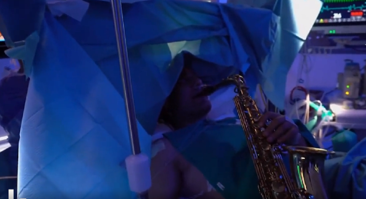 بیماری که حین جراحی سخت مغز ساکسیفون نواخت +فیلم بیماری که حین جراحی سخت مغز ساکسیفون نواخت +فیلم