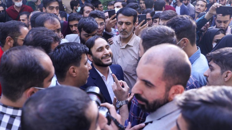 بحث و جدل سخنگوی دولت با معترضان درباره نیکا شاکرمی + فیلم