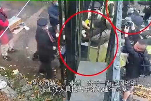 حرکت جنجالی دیپلمات‌های چینی؛ تلاش برای آدم‌ربایی یک معترض در مقابل چشم مردم +فیلم