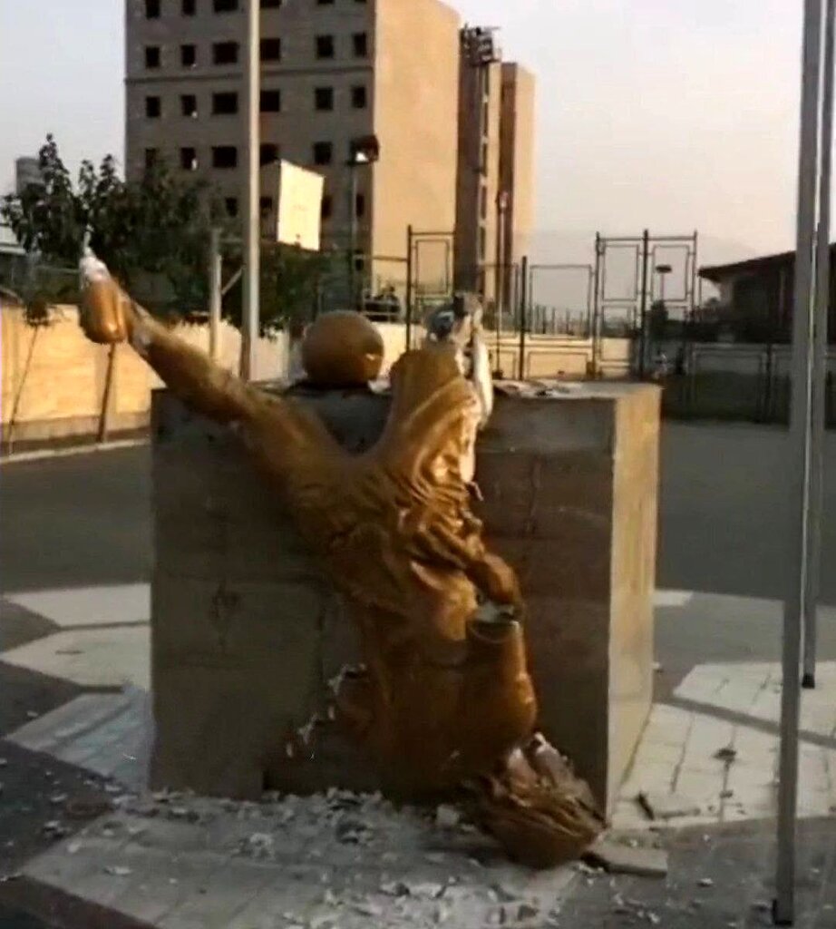 مجسمه علی کریمی در کرج تخریب شد! +عکس