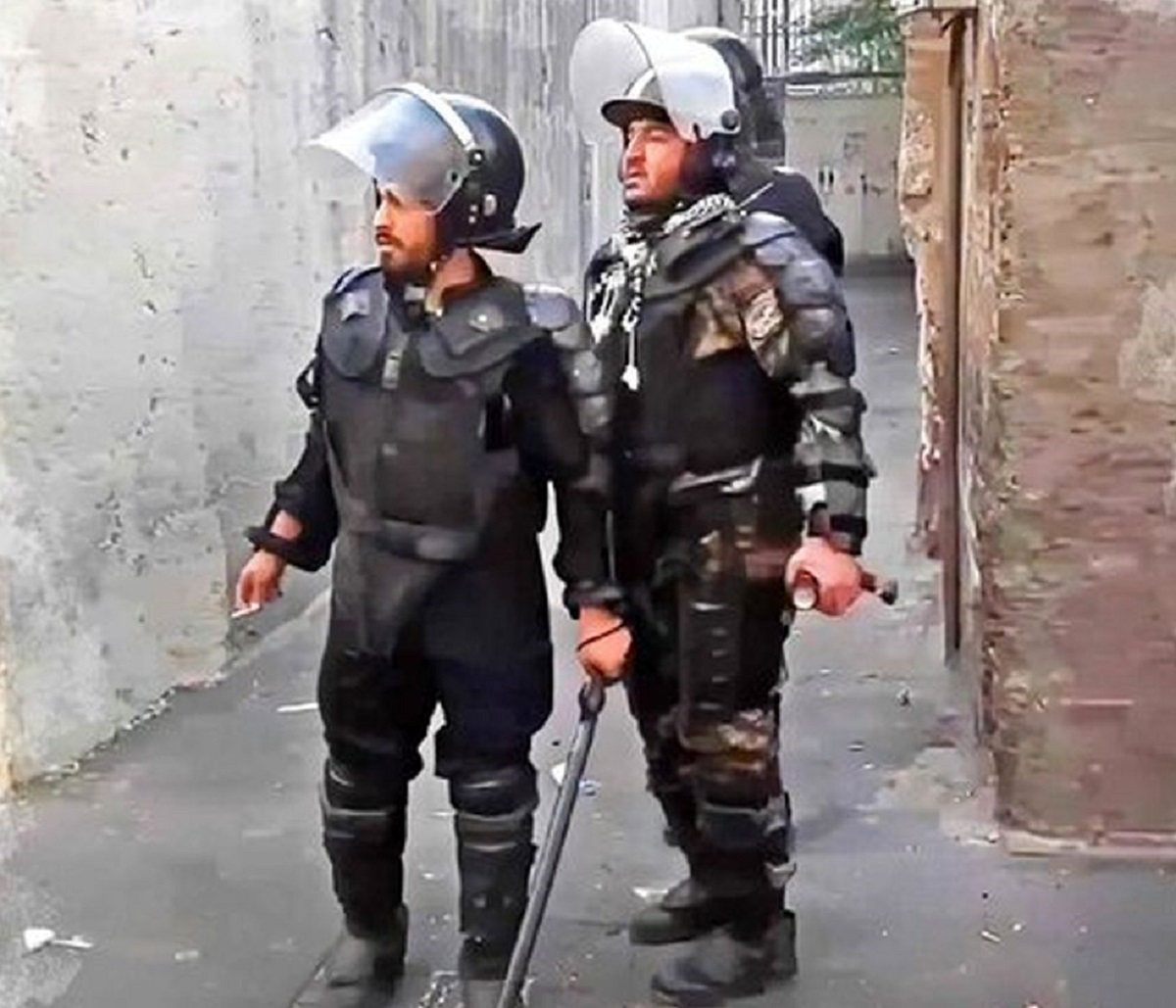 اگر پلیس ها قلابی بودند چرا هیچ خبری از دستگیری آن‌ها منتشر نشد؟