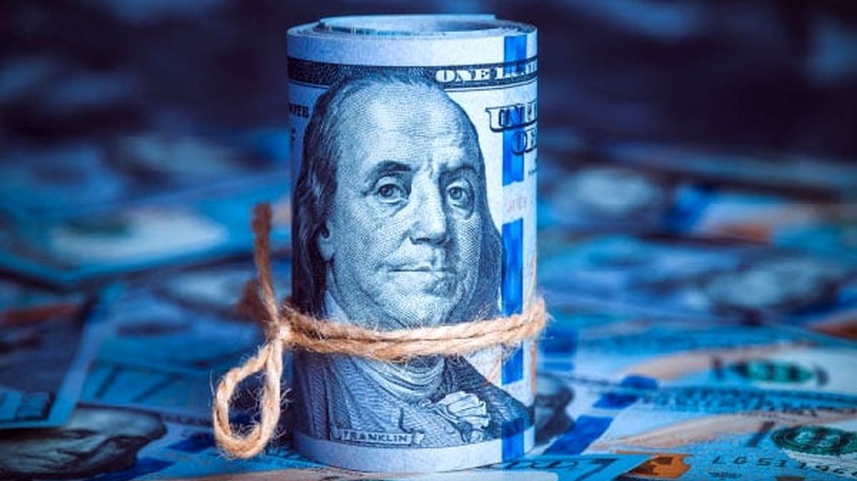 اعتراض یک جوان به دلار ۳۵ هزار تومانی دور میدان ولیعصر+عکس اعتراض یک جوان به دلار ۳۵ هزار تومانی دور میدان ولیعصر+عکس