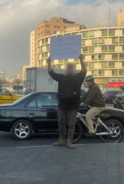 اعتراض یک جوان به دلار ۳۵ هزار تومانی دور میدان ولیعصر+عکس