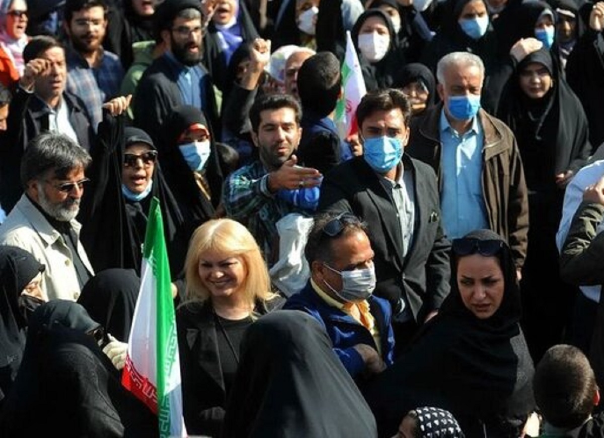 واکنش مجری زن تلویزیون به عکس یک خانم بدون حجاب در راهپیمایی ۱۳ آبان