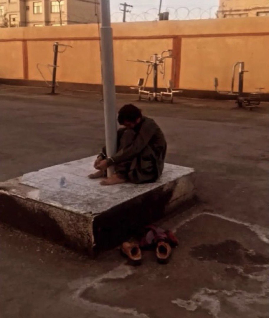 بستن خدانور لجعی به میله پرچم