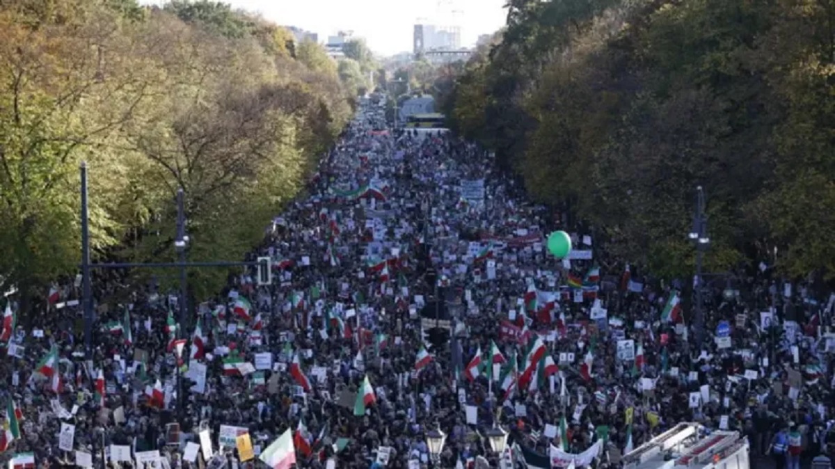 کیهان: شرکتکنندگان در تظاهرات برلین همجنس باز و شیطانپرست بودند! کیهان: شرکتکنندگان در تظاهرات برلین همجنس باز و شیطانپرست بودند!