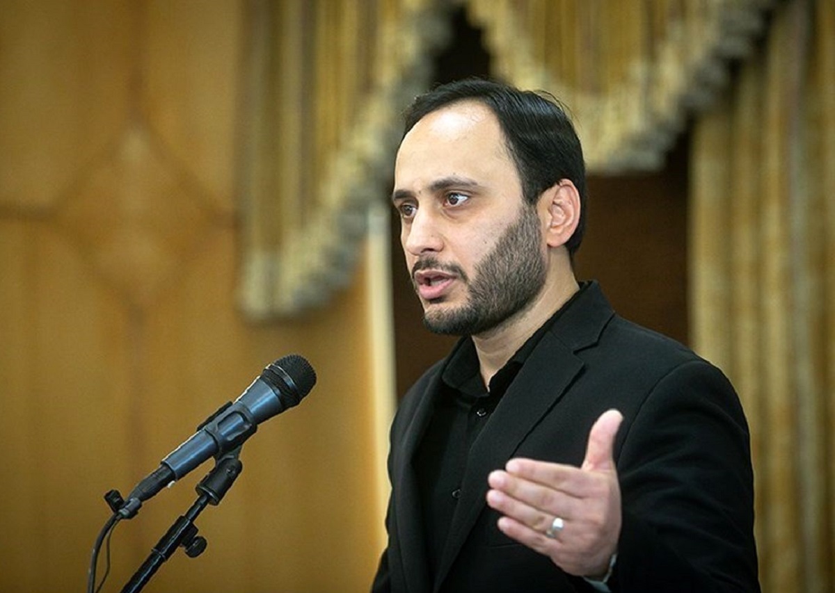 سخنگوی دولت در پی حواشی موجود در دانشگاه خواجه‌نصیر سخنرانی خود را نیمه تمام گذاشت