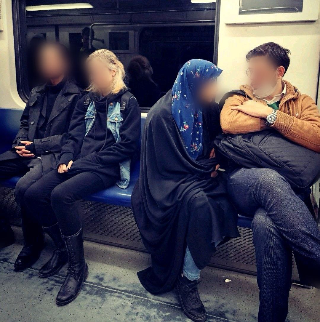 تصویری از چند مسافر متروی تهران