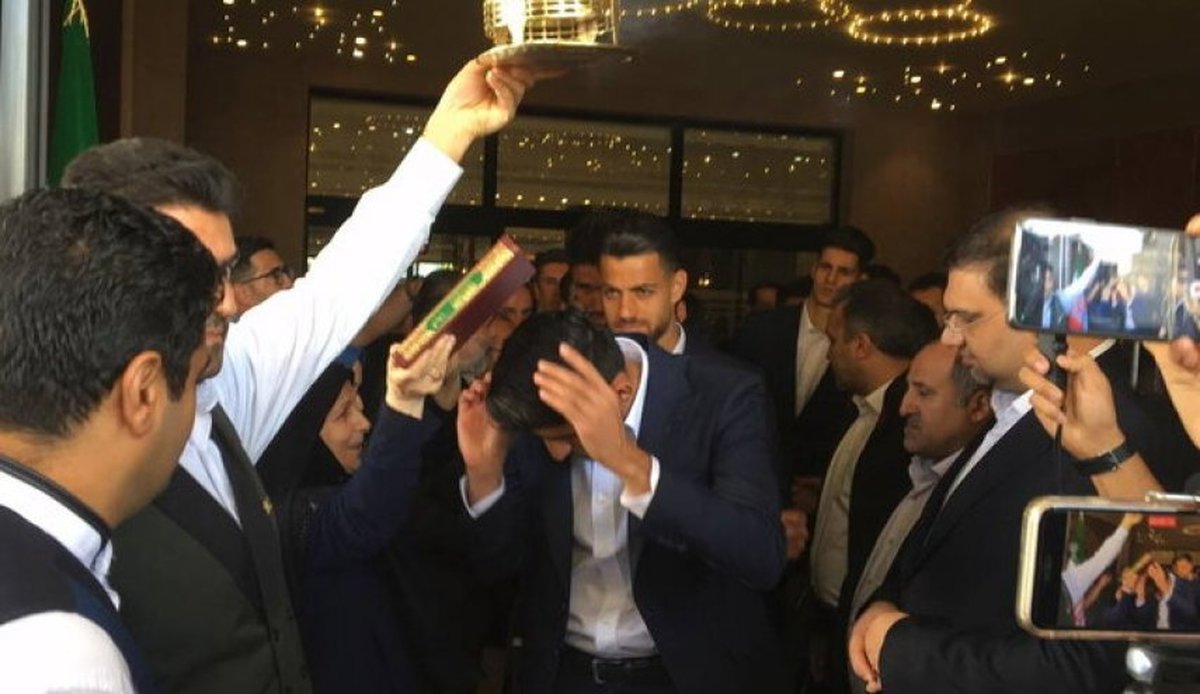 عکس یادگاری تیم ملی فوتبال ایران با رئیس جمهور