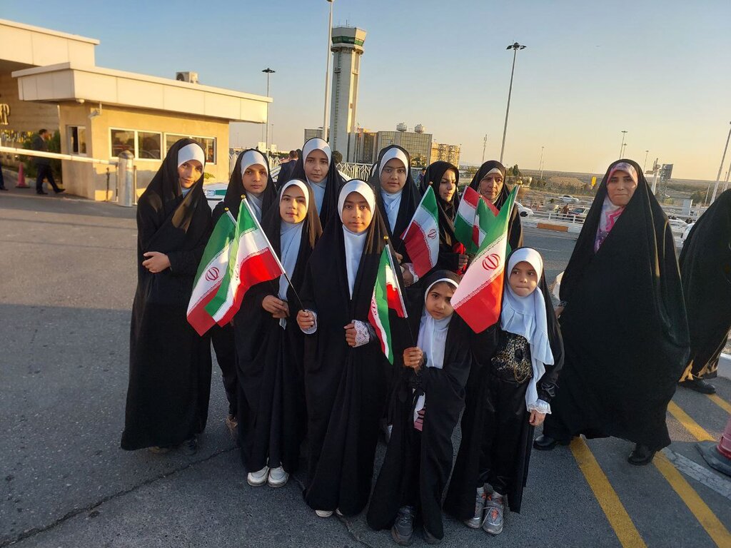 بدرقه ملیپوشان فوتبال به سبک دختران چادری بدرقه ملیپوشان فوتبال