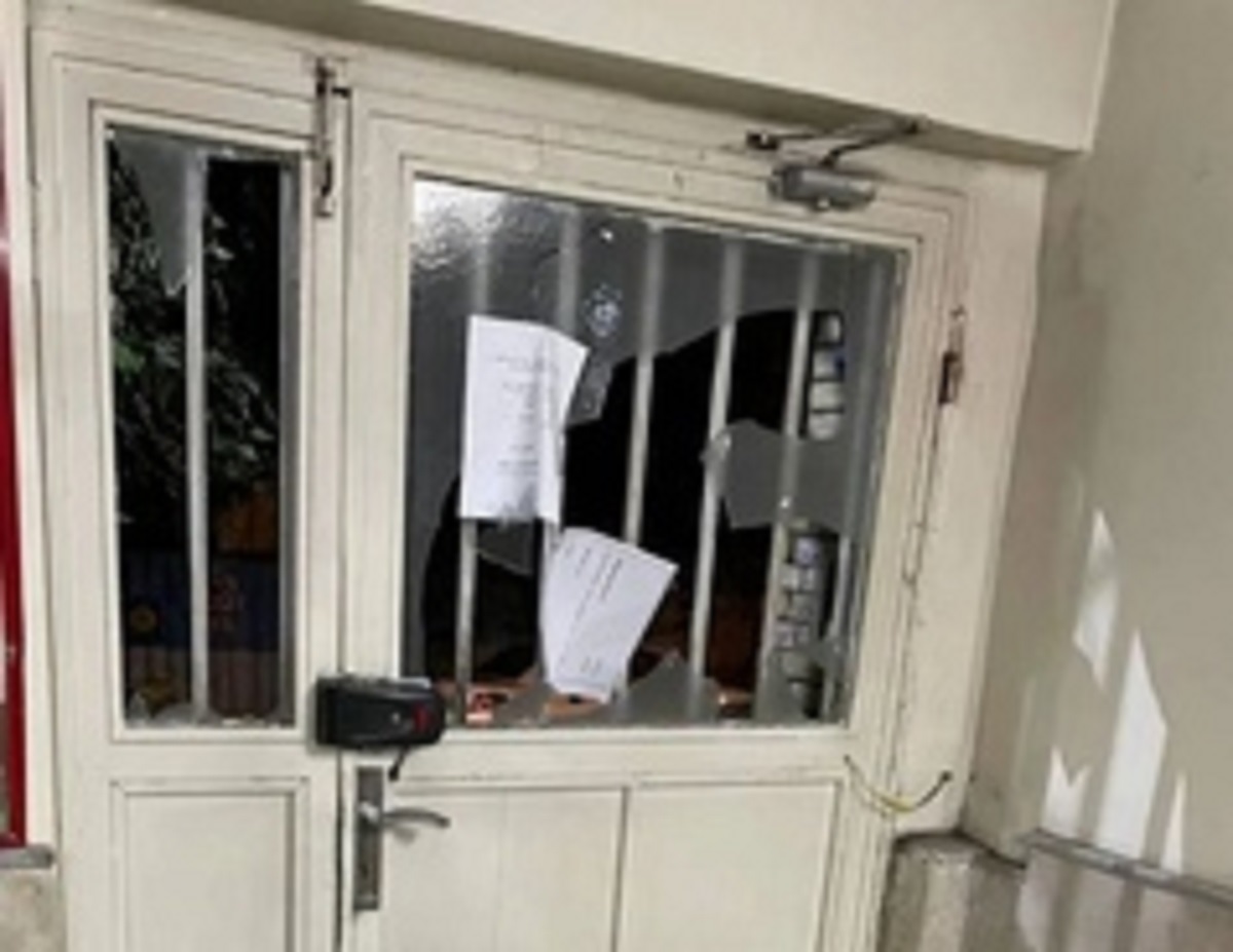 آسیب دیدن دو دانشجوی خوابگاه دخترانه دانشگاه علامه در اعتراضات/ نیروی انتظامی با شیشه‌ها برخورد کردند، شکست!