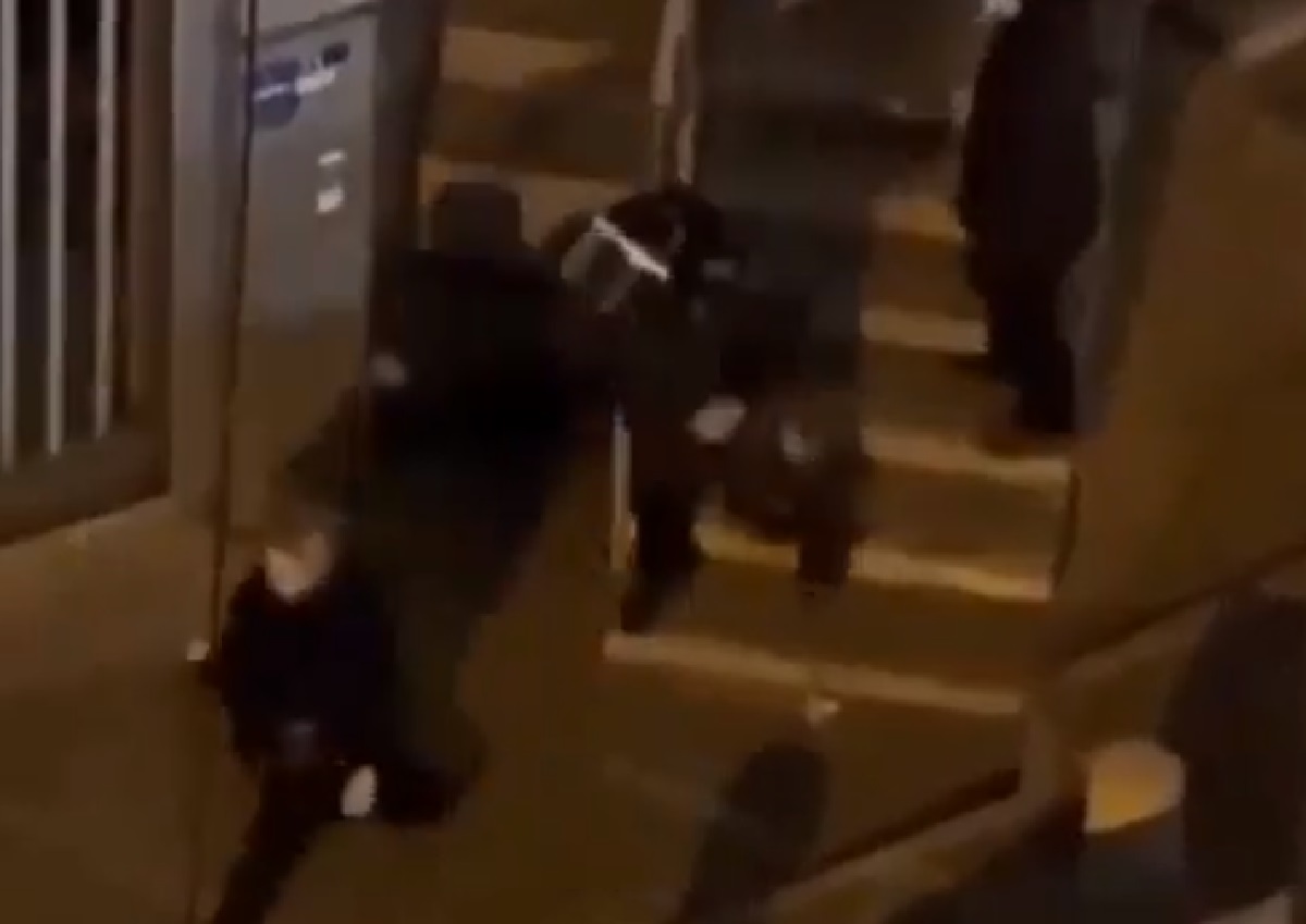 کتک زدن خانم مسن توسط ماموران یگان ویژه کتک زدن خانم مسن توسط ماموران یگان ویژه