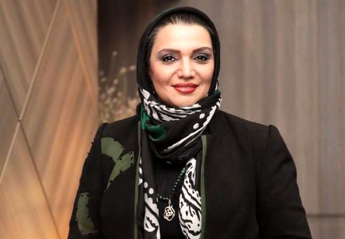 کشف حجاب بازیگر مشهور در کنار مزار پدرش
