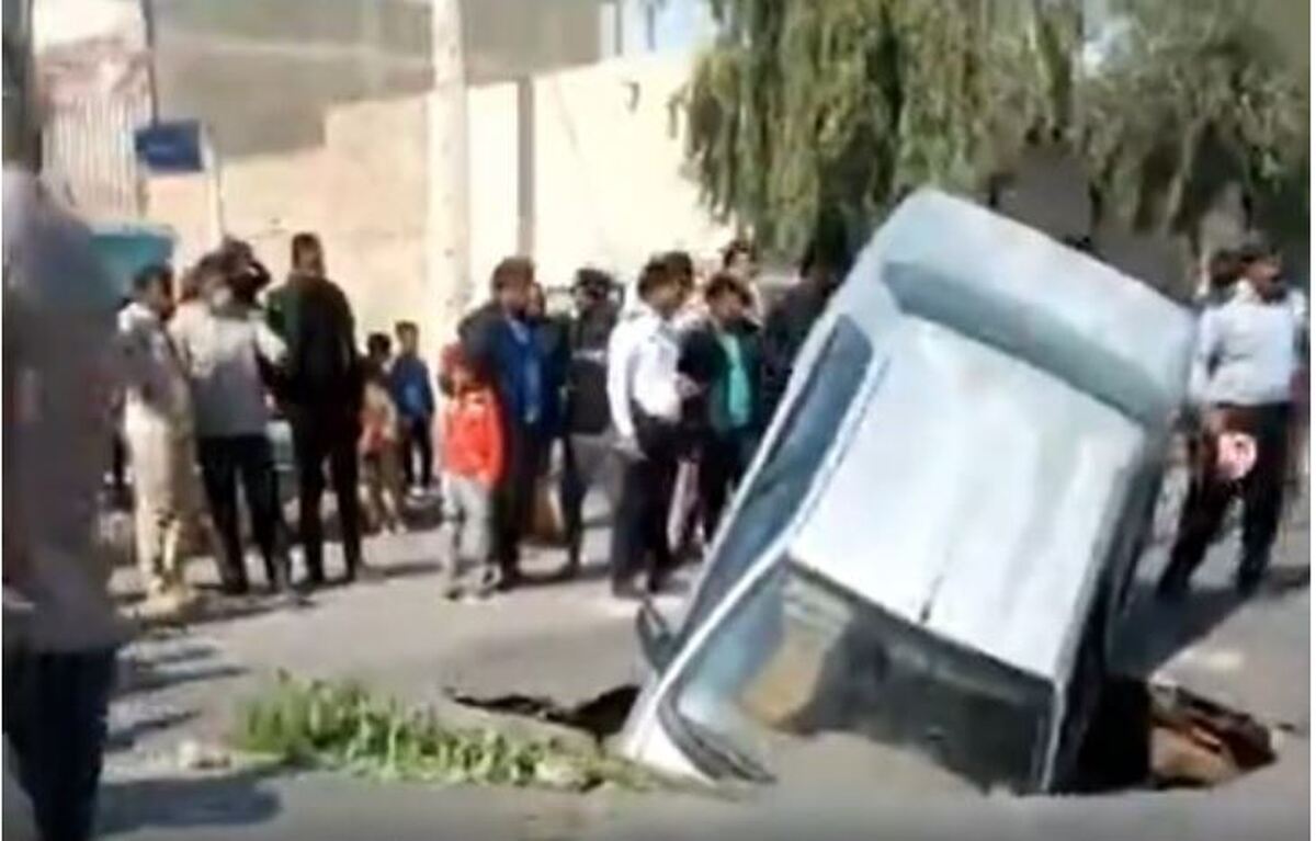 زابل؛ سقوط خودرو در چاله وسط خیابان +فیلم