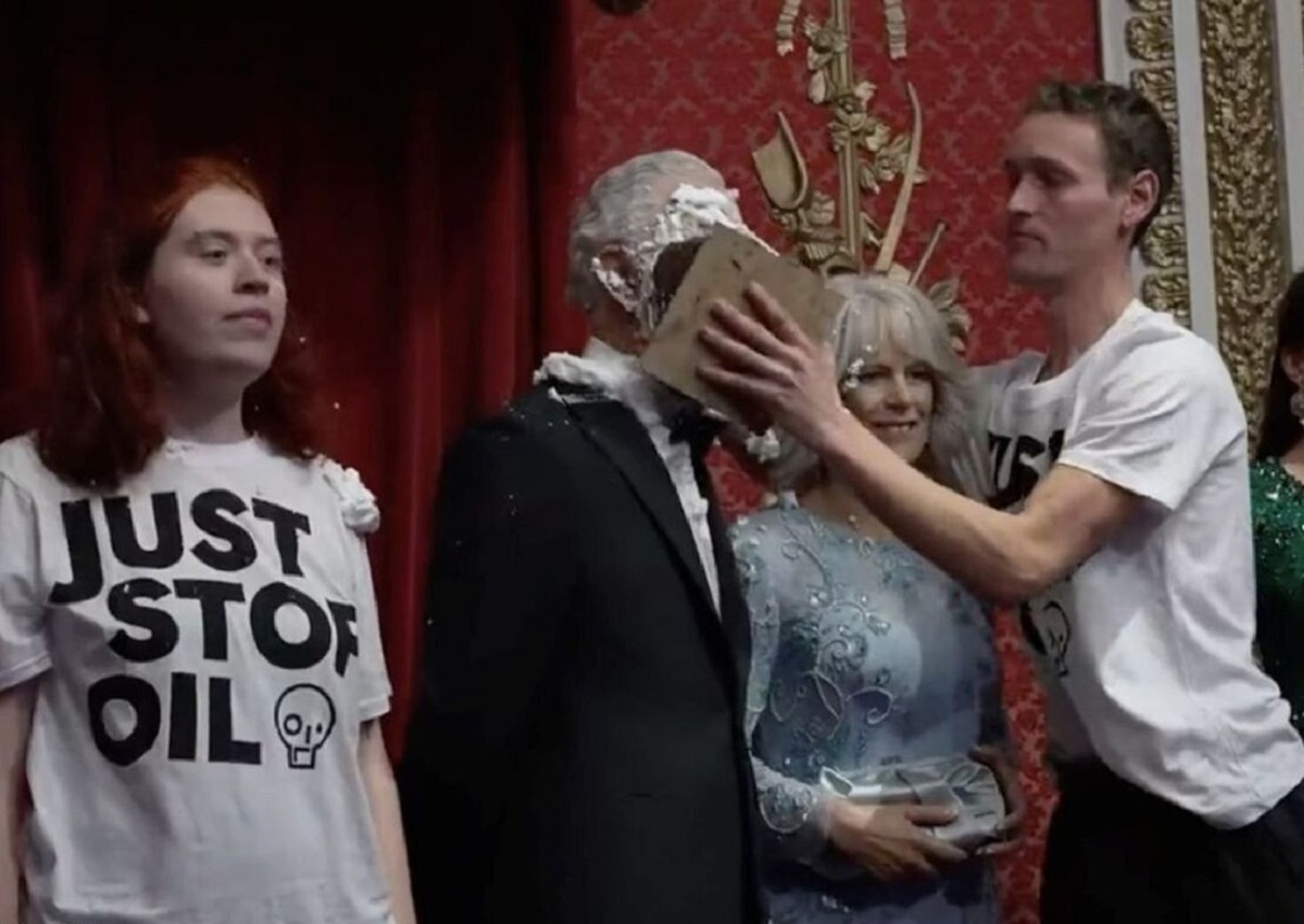 حمله به مجسمه پادشاه انگلیس با کیک! +فیلم حمله به مجسمه پادشاه انگلیس با کیک! +فیلم