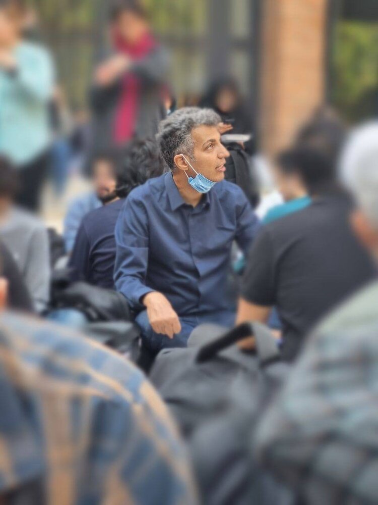 عادل فردوسی‌پور در جمع معترضان دانشگاه شریف +عکس