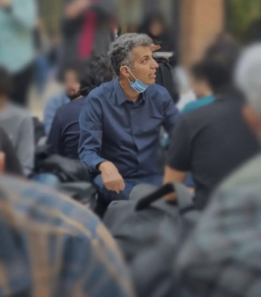 عادل فردوسی پور بر سر سفره ناهار دانشجویان شریف + عکس