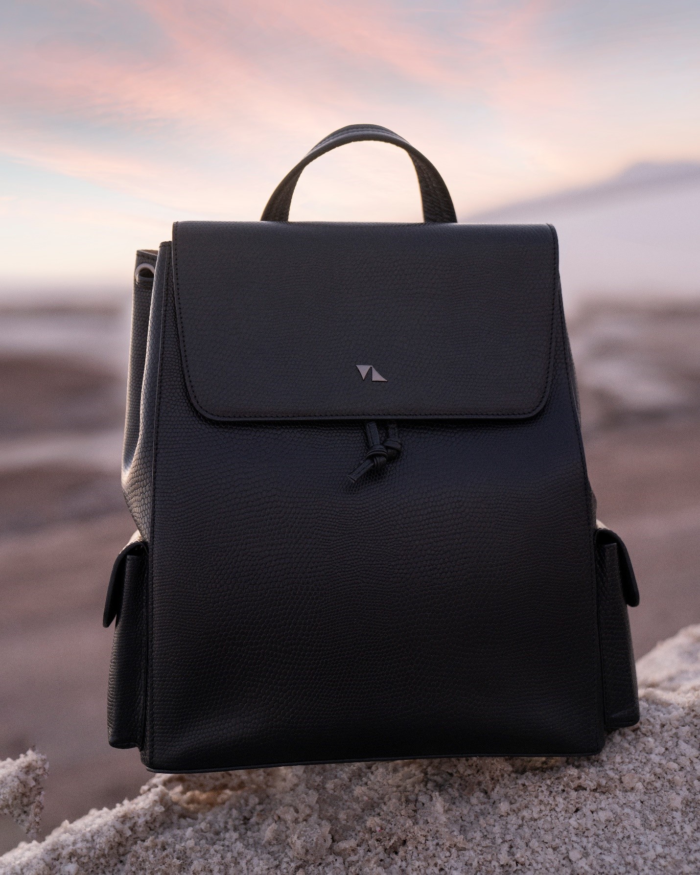 ۵ نکته برای ست کردن انواع کیف چرم با لباس