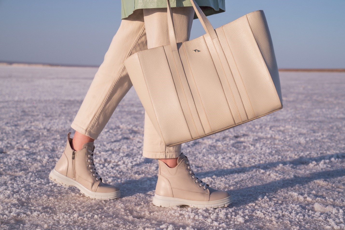 ۵ نکته برای ست کردن انواع کیف چرم با لباس