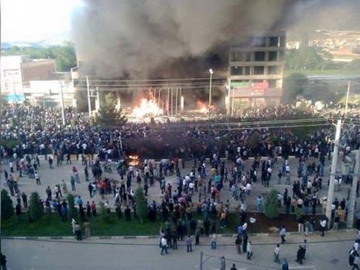 تاکنون ۱۱ نفر در مهاباد کشته شدهاند/ نیروهای امنیتی به خانه و مغازههای مردم شلیک میکنند! تاکنون ۱۱ نفر در مهاباد کشته شدهاند/ نیروهای امنیتی به خانه و مغازههای مردم شلیک میکنند!