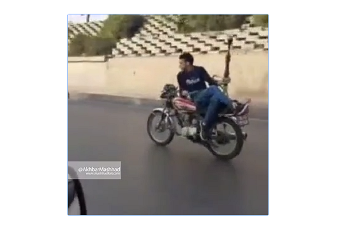 ویدئویی عجیب قلیان کشیدن پسر مشهدی روی موتور! ویدئویی عجیب قلیان کشیدن پسر مشهدی روی موتور!