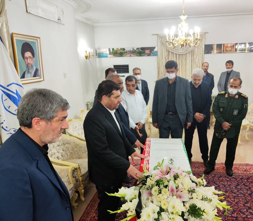 ادای احترام دکتر مخبر به پیکر یکی از شهدای حادثه تروریستی شیراز ادای احترام دکتر مخبر به پیکر یکی از شهدای حادثه تروریستی شیراز