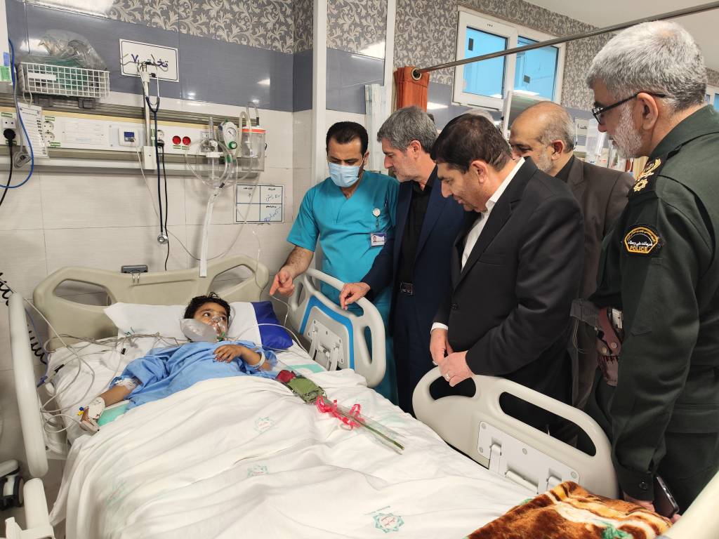 عیادت محمد مخبر از مجروحان حادثه تروریستی شیراز/ حضور در حرم شاهچراغ و عزاداری در مقتل شهدا