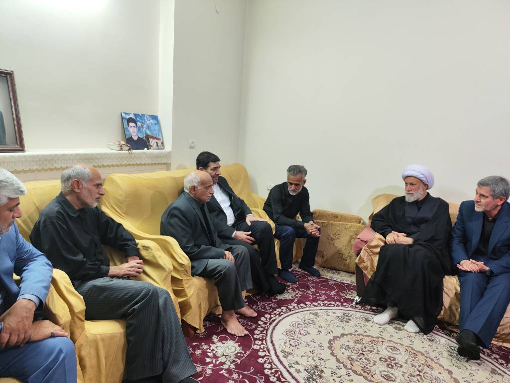 دیدار معاون اول رییس جمهور با خانواده شهدای حادثه تروریستی شیراز/ دکتر مخبر: کمکهای لازم در اسرع وقت به خانوادههای داغدار ارائه شود دیدار معاون اول رییس جمهور با خانواده شهدای حادثه تروریستی شیراز/ دکتر مخبر: کمکهای لازم در اسرع وقت به خانوادههای داغدار ارائه شود