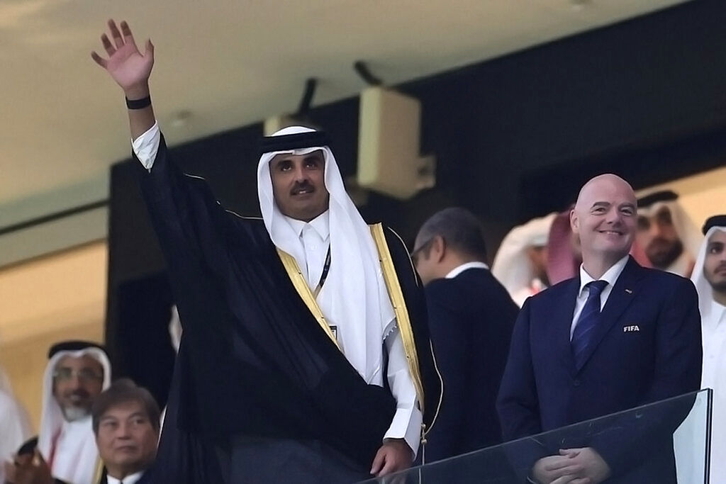 امیر قطر پرچم مراکش را به اهتزاز درآورد +فیلم