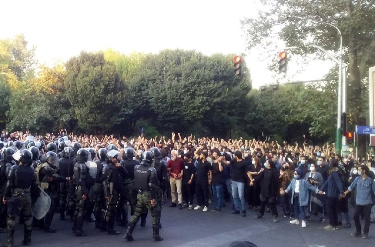 روزنامه جمهوری اسلامی به مسئولان؛ اکثریت مردم با شما نیستند روزنامه جمهوری اسلامی به مسئولان؛ اکثریت مردم با شما نیستند