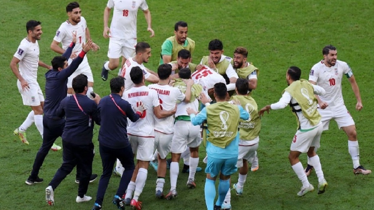 فدراسیون کشتی: به تیم ملی فوتبال برای حذف شدن پاداش دادند!