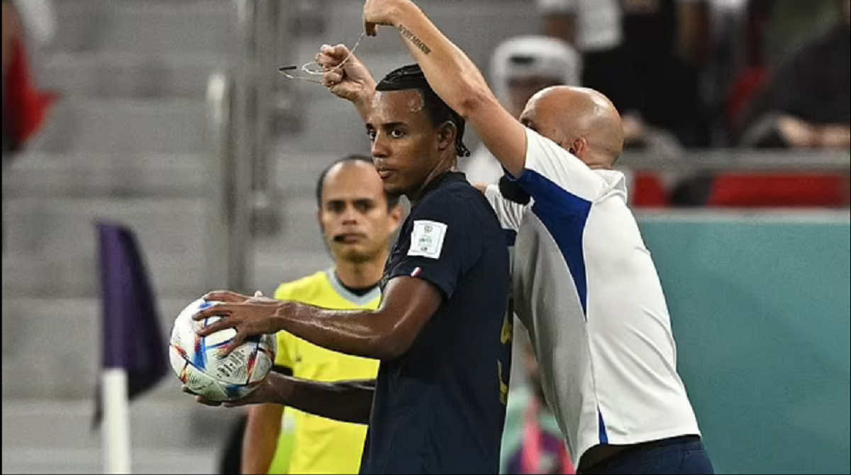 مدافع فرانسه مجبور به درآوردن گردنبند طلای خود شد