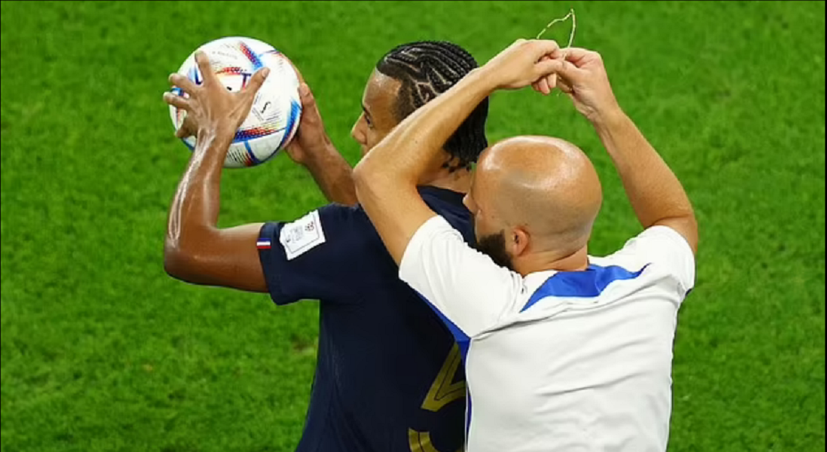 مدافع فرانسه مجبور به درآوردن گردنبند طلای خود شد