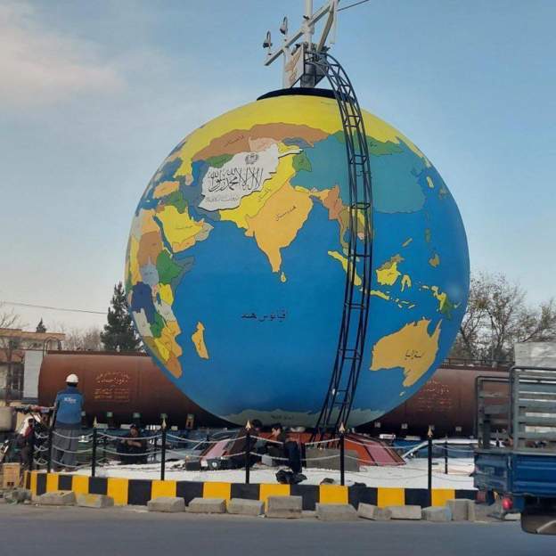 نصب کره زمین با نقشه ایران کوچک در کابل