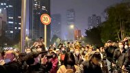 برخورد و درگیری وحشتناک مامورین با معترضین چینی +فیلم