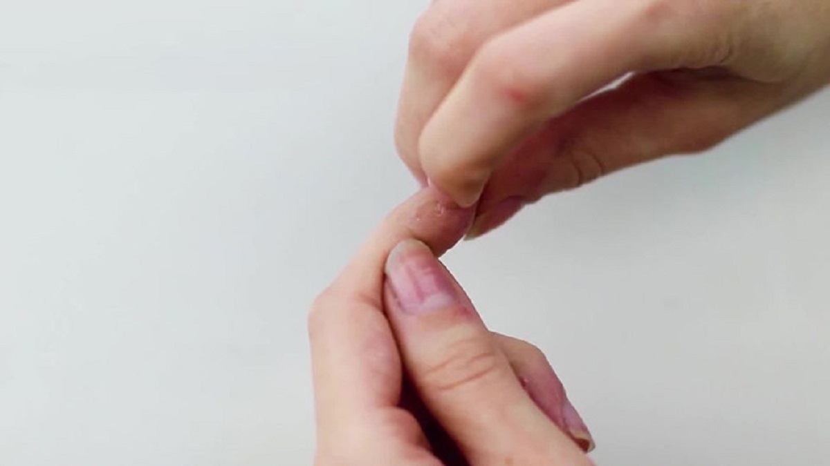 چند ترفند برای پاک کردن چسب قطره‌ای از دست