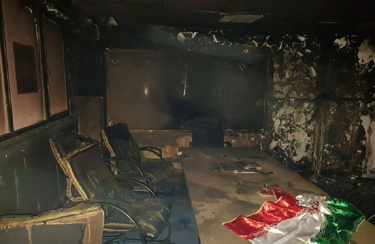 لحظه به آتش کشیدن دفتر بسیج دانشگاه شریف +فیلم