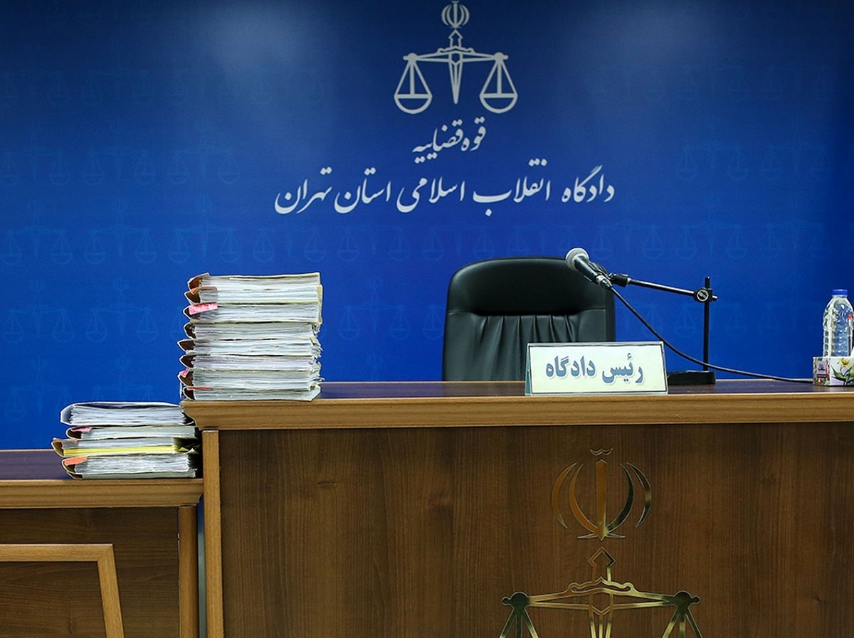 از تصمیم شخصی رئیس دادگاه انقلاب تا راه ندادن وکلا به دادگاه