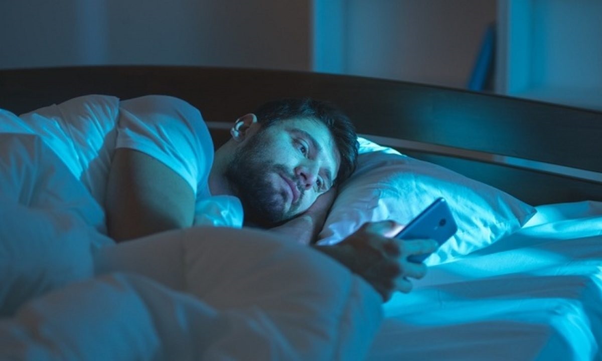 تاثیرات منفی استفاده از موبایل قبل از خواب