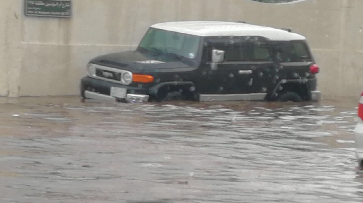 غرق شدن ماشین‌های لاکچری در سیلاب جده +فیلم