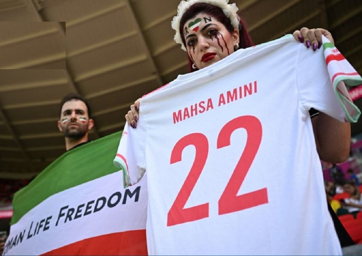 شعار مهسا امینی و زن، زندگی و آزادی در بازی با ولز+عکس