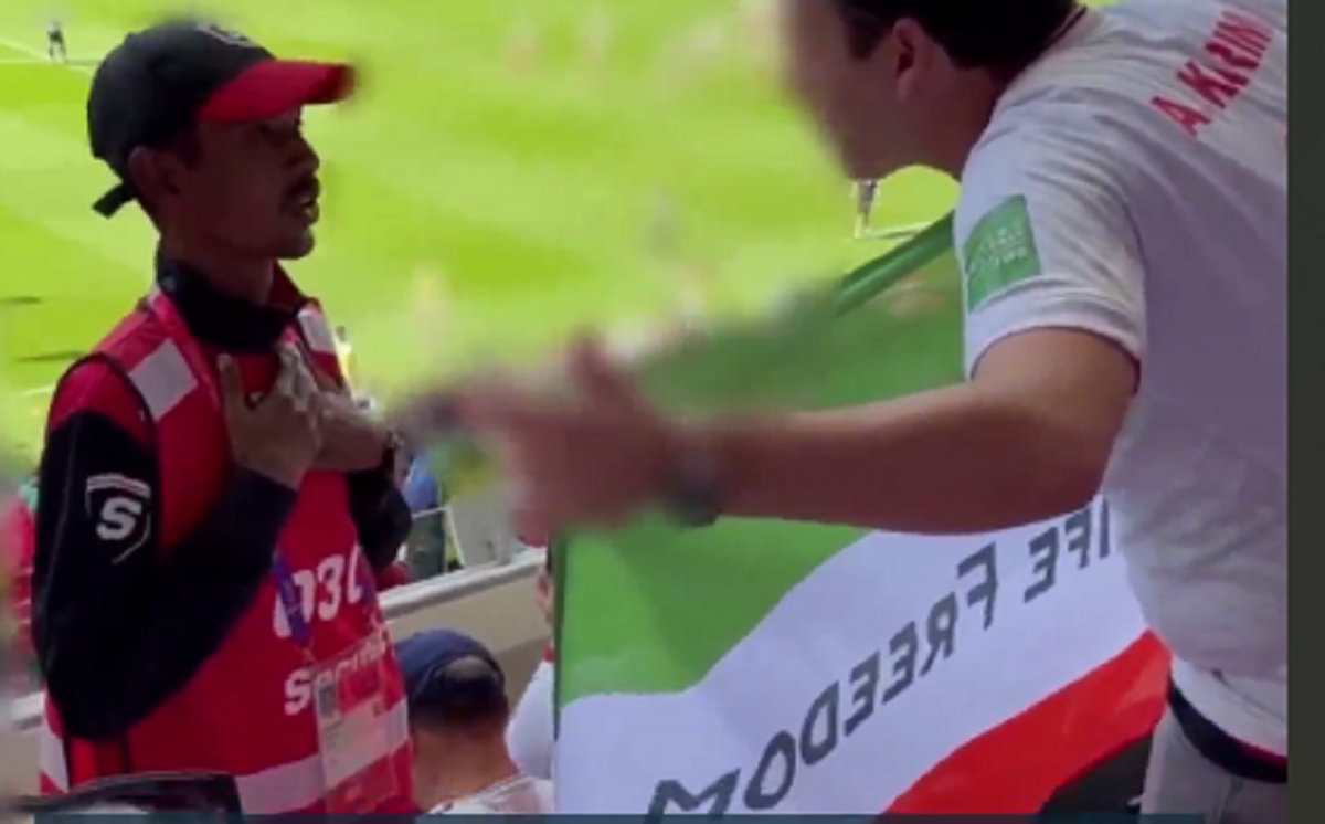 جمع آوری پرچم های زن زندگی آزادی در بازی با ولز