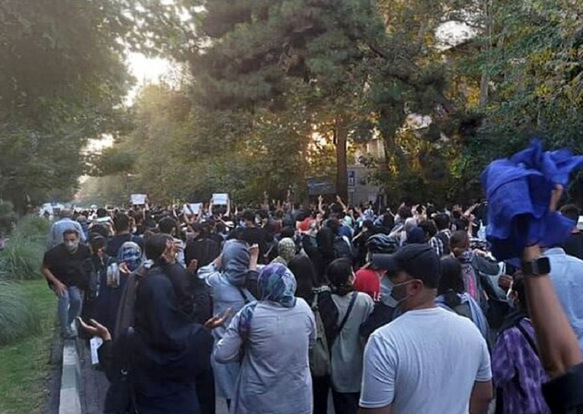 جمهوری اسلامی: حجاب اجباری بهانه بود؛ معترضان در حوزه‌های سیاسی و اقتصادی حرف دارند