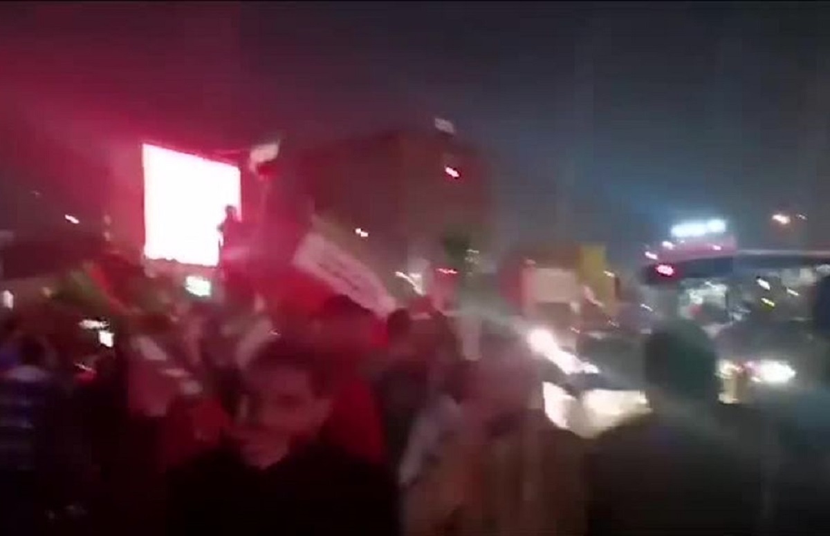 شادی یک دختر بدون حجاب روی جرثقیل پلیس! +فیلم