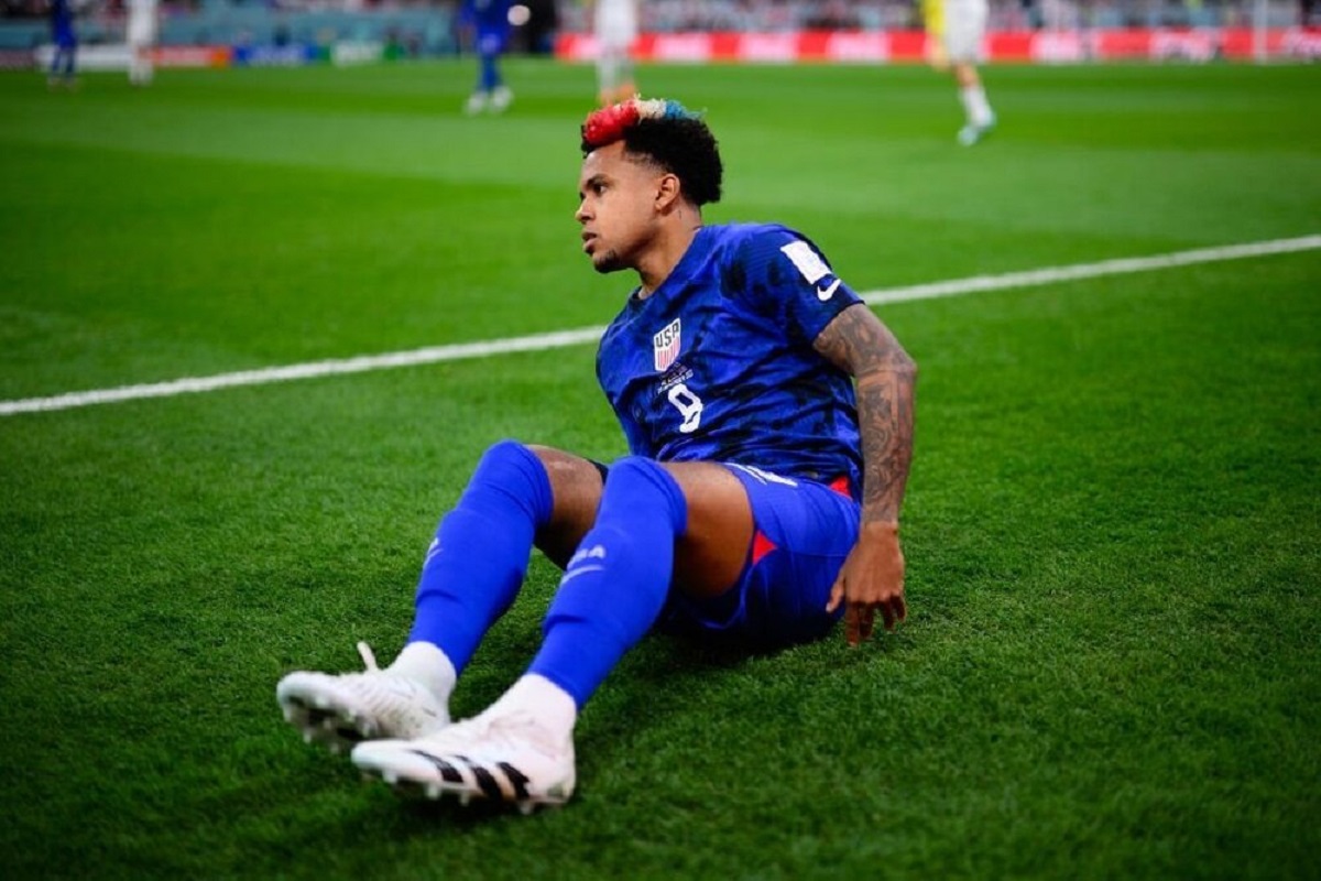 رفتار زشت بازیکن آمریکایی با عکاس کنار زمین! +فیلم