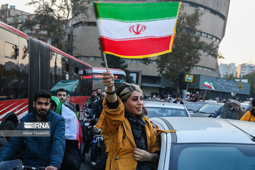 تصاویر متفاوت رسانه‌های داخلی از شادمانی مردم برای برد ایران/ پذیرش چراغ خاموش آزادی پوشش در کشور؟