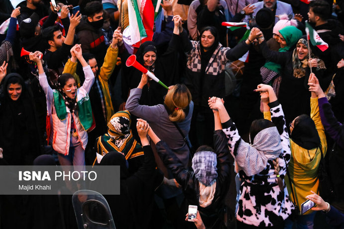 تصاویر متفاوت رسانه‌های داخلی از شادمانی مردم برای برد ایران/ پذیرش چراغ خاموش آزادی پوشش در کشور؟