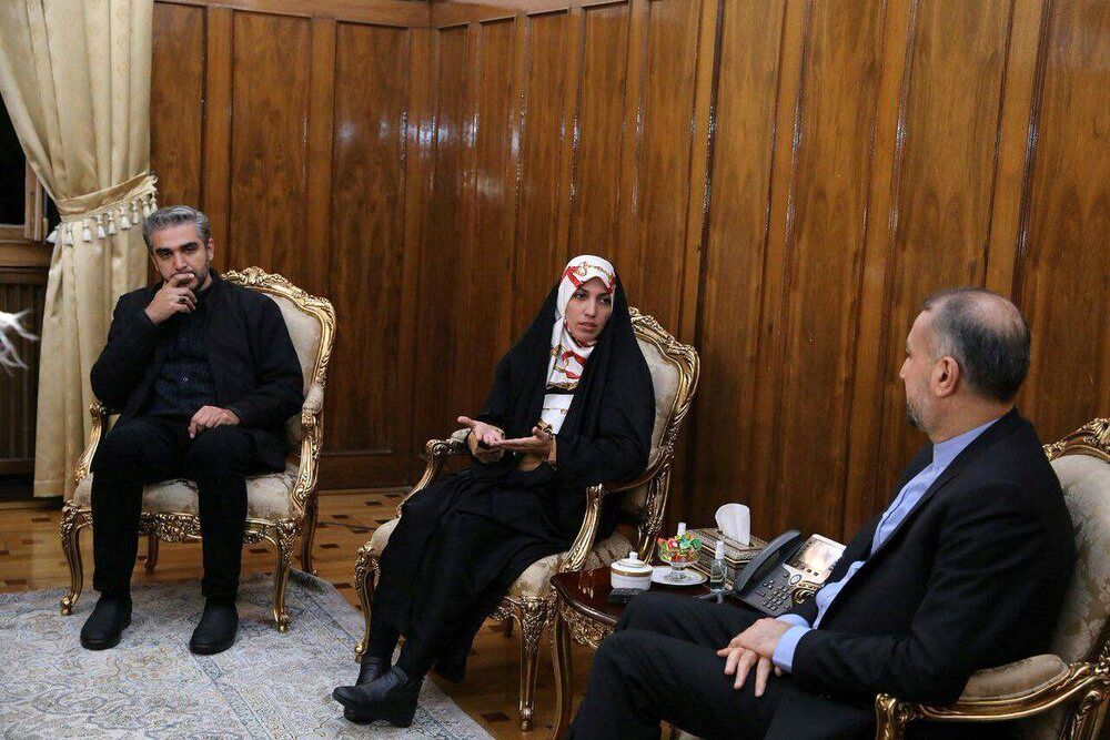 وزیر خارجه با آمنه سادات ذبیح‌پور و علی رضوانی دیدار کرد