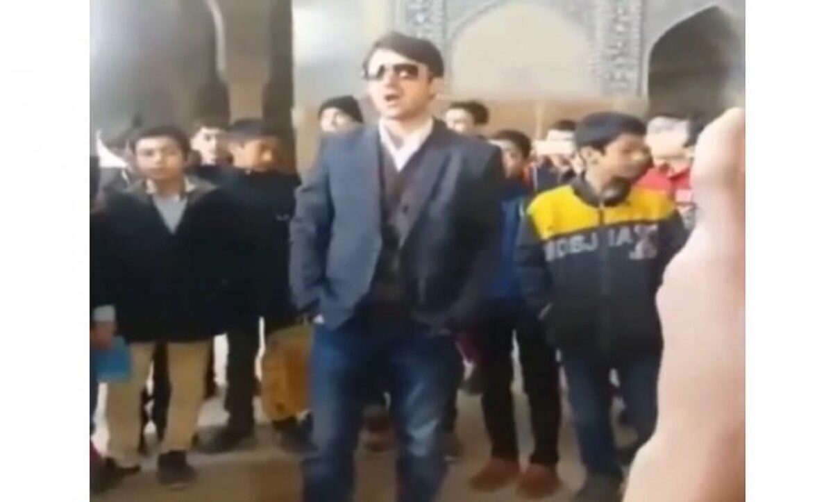 آوازخوانی معلم خوش صدا به تقلید از استاد شجریان +فیلم